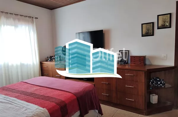 Linda casa no Condomínio Vale do Santa Fé, na cidade de Vinhedo, com excelente terreno, 2520m², 450m2 de construção, com muito verde, vista espetacular das varandas e dos quartos. Muito arejada e aconchegante, com 4 confortáveis suítes, 1 closet, amplo li - Foto 37