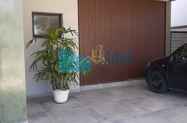 Linda casa térrea, 206m².O imóvel conta com 03 suítes com armários, sendo a suíte master com closet, escritório, lavabo, sala 2 ambientes, cozinha com armários e espaço gourmet com churrasqueira e armários, fogão cooktop  ja instalado. Piscina Aquecida. T - Foto 22