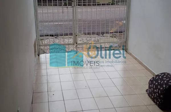 Excelente casa de esquina para comércio ou residência localizada na cidade de Jundiai em um bairro misto, próximo ao centro da cidade.  Imóvel conta com 2 dormitórios, sala, ampla cozinha com armários, lavanderia, banheiro. na parte superior um espaço cob - Foto 28