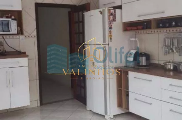 Ótima casa em bairro tranquilo na cidade de Louveira com 3 dormitórios sendo 1 suíte, sala 2 ambientes, cozinha americana com armários, edícula com churrasqueira gourmet e banheiro, quintal e garagem para 4 carros.