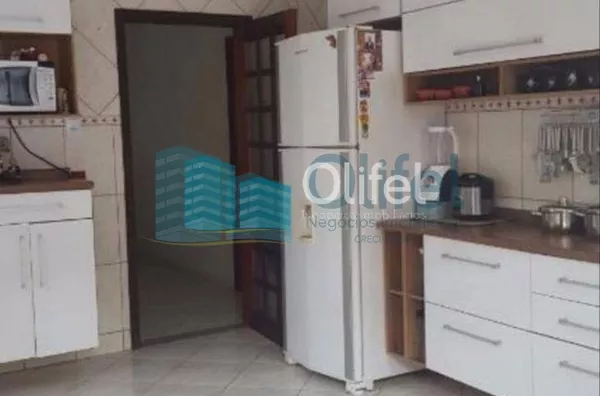 Ótima casa em bairro tranquilo na cidade de Louveira com 3 dormitórios sendo 1 suíte, sala 2 ambientes, cozinha americana com armários, edícula com churrasqueira gourmet e banheiro, quintal e garagem para 4 carros. - Foto 5