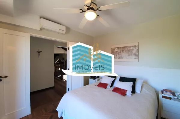 Maravilhosa casa a venda em condomínio na cidade de valinhos. com detalhes rústicos e da arquitetura inglesa. Aquela casa com cara de casa, a arquitetura diferenciada parece nos abraçar entre seus grandes vãos, vigas de madeira e concreto, arcos e piso ce - Foto 8