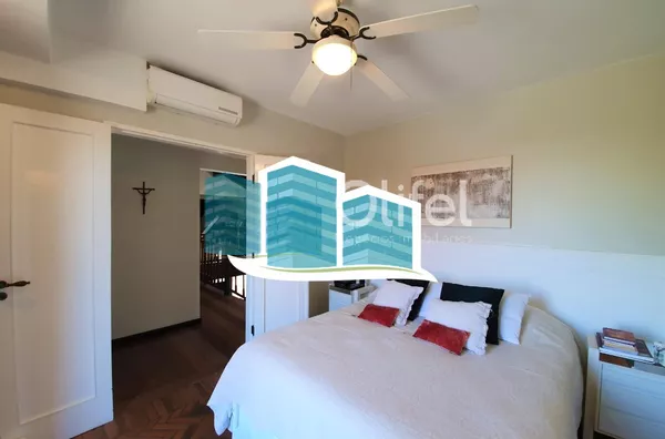 Maravilhosa casa a venda em condomínio na cidade de valinhos. com detalhes rústicos e da arquitetura inglesa. Aquela casa com cara de casa, a arquitetura diferenciada parece nos abraçar entre seus grandes vãos, vigas de madeira e concreto, arcos e piso ce - Foto 8