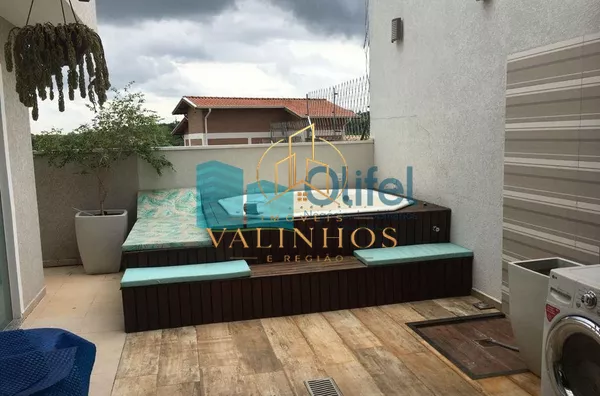Excelente imóvel em condomínio fechado na cidade de Louveira com 3 dormitórios, sendo 1 suíte com closet. Casa rica em armários. Sala 2 ambientes, cozinha planejada, lavabo, área de serviço e edícula com churrasqueira, jacuzzi, 2 vagas de garagem cobertas