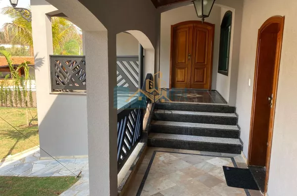 Excelente casa à venda no Condomínio São Joaquim,. Próxima ao lago, iluminação natural e muito arejada. No piso inferior a casa possui um espaço para home office, salão de jogos ou festas, 2 dormitórios e 1 suíte. No piso superior são 3 suítes sendo 1 mas - Foto 18