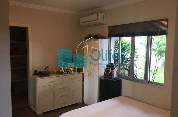 Excelente imóvel em condomínio fechado na cidade de Louveira com 3 dormitórios, sendo 1 suíte com closet. Casa rica em armários. Sala 2 ambientes, cozinha planejada, lavabo, área de serviço e edícula com churrasqueira, jacuzzi, 2 vagas de garagem cobertas