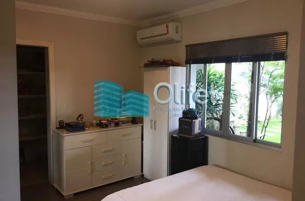 Excelente imóvel em condomínio fechado na cidade de Louveira com 3 dormitórios, sendo 1 suíte com closet. Casa rica em armários. Sala 2 ambientes, cozinha planejada, lavabo, área de serviço e edícula com churrasqueira, jacuzzi, 2 vagas de garagem cobertas - Foto 4