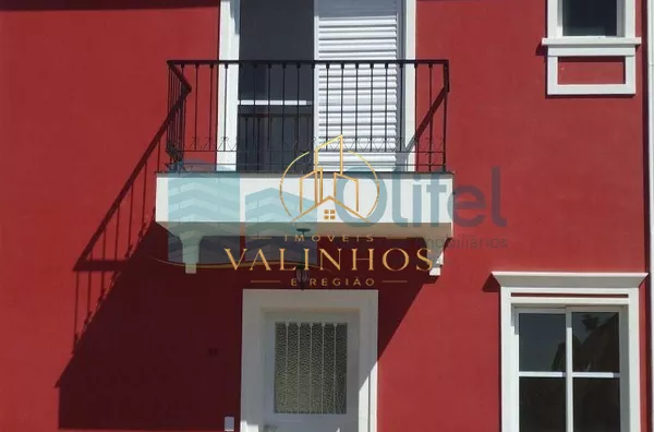 Descubra o encanto deste charmoso sobrado em um condomínio fechado em Valinhos. Com 5400m² de área verde, a casa oferece 3 dormitórios, suíte, quintal e muito mais.
