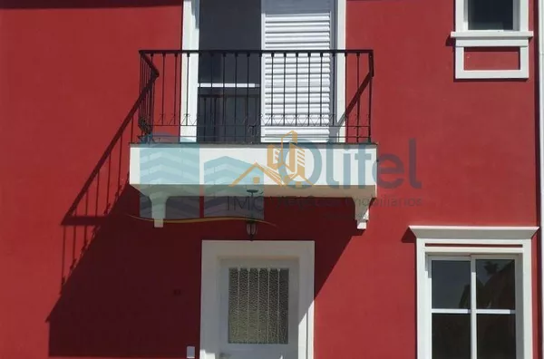 Descubra o encanto deste charmoso sobrado em um condomínio fechado em Valinhos. Com 5400m² de área verde, a casa oferece 3 dormitórios, suíte, quintal e muito mais. - Foto 4