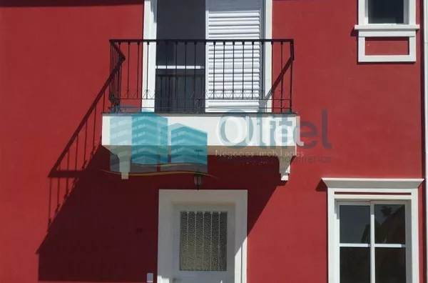 Descubra o encanto deste charmoso sobrado em um condomínio fechado em Valinhos. Com 5400m² de área verde, a casa oferece 3 dormitórios, suíte, quintal e muito mais. - Foto 4