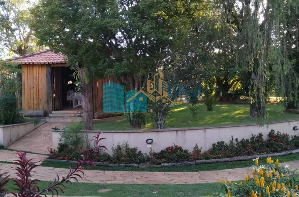 Imagine morar em uma casa, estilo " casa de campo", espaçosa, ambientes  amplos , arejados,  aconchegante, rodeada de natureza, ambientes integrados e com muita qualidade de vida.   Chácara com  2.502m2 de terreno plano, impecável, acabamento de ótima qua - Foto 26