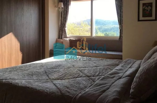 Imagine morar em uma casa, estilo " casa de campo", espaçosa, ambientes  amplos , arejados,  aconchegante, rodeada de natureza, ambientes integrados e com muita qualidade de vida.   Chácara com  2.502m2 de terreno plano, impecável, acabamento de ótima qua - Foto 6