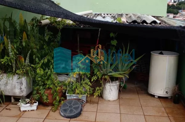 Excelente casa de esquina para comércio ou residência localizada na cidade de Jundiai em um bairro misto, próximo ao centro da cidade.  Imóvel conta com 2 dormitórios, sala, ampla cozinha com armários, lavanderia, banheiro. na parte superior um espaço cob - Foto 7