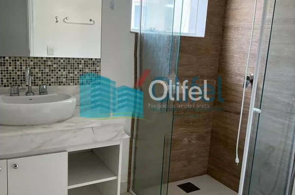 Linda casa para venda e locação no Condomínio Jardim Paulista em Vinhedo/SP. Lindo sobrado com projeto moderno. Piso inferior: lavabo, escritório, amplas salas, cozinha planejada com despensa, ampla área gourmet integrada com cozinha e sala (1 suíte, banh - Foto 10