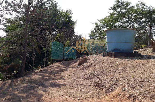 Chácara com 1696m² no bairro Monterrey, na cidade de Louveira,  sendo 137,00m de área construída. As casas são antigas, porém com boa estrutura e fundação. Piscina, pomar, poço caipira.  A chácara possui escritura do terreno, não permitindo dessa forma, f - Foto 13