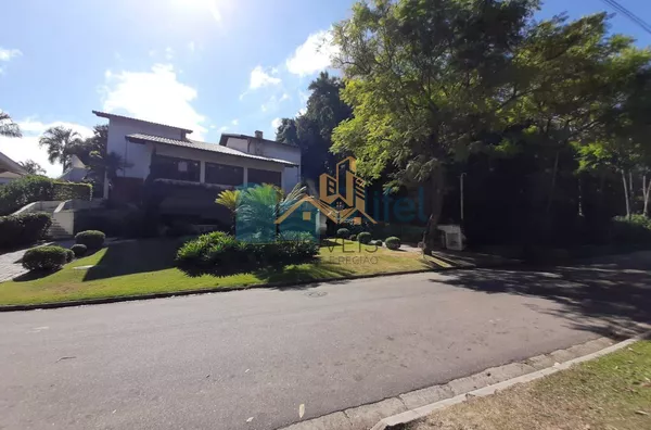 Maravilhosa casa no condomínio Marambaia na cidade de Vinhedo,  com 4 grandes suítes ensolaradas com hidro, suíte master com lareira e closet, 6 amplas salas com pé direito duplo em Ipê e Mezanino, 2 lindas lareiras, 2 cozinhas planejadas, escritório plan - Foto 4