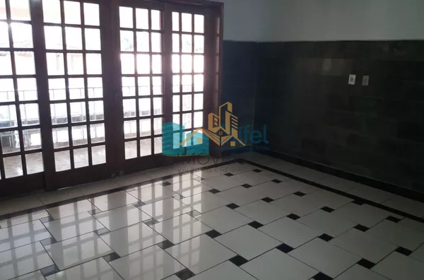 Excelente chácara  a 4 km do centro da cidade de Louveira com 03 dormitórios sendo 01 suíte, sala jantar, sala de estar, 08 vagas de garagem sendo 04 coberta, canil, campo de futsal gramado, piscina, churrasqueira, fogão e forno à lenha, lago, com uma áre - Foto 20