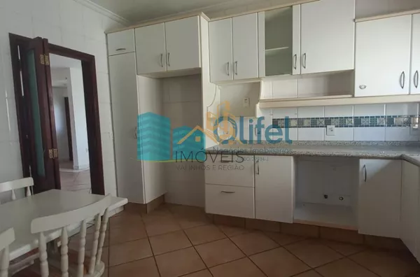 Para você que  busca uma excelente casa, assobradada, ensolarada, com ventilação natural, rua arborizada, condomínio com total segurança, acesso com identificação facial, portaria 24hs, área de lazer em uma cidade como Louveira, com estrutura, porém, mant - Foto 32
