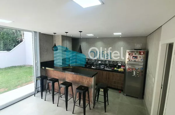 Excelente casa com 306 m², no melhor condomínio de Louveira, 01 suíte máster (closet e banho amplos com varanda + 02 dormitórios amplos, sala ampla e sala de jantar. Todos ambientes com ar condicionado novo. Cozinha, despensa, lavanderia, escritório e áre - Foto 3