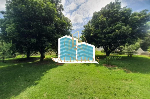 Excelente casa, com ótima metragem em um dos condomínios conhecidos pela sua imensa área verde e beleza, excelente localização na cidade de Vinhedo. A casa foi construída em um terreno praticamente plano, opção ideal para quem busca acessibilidade. A casa