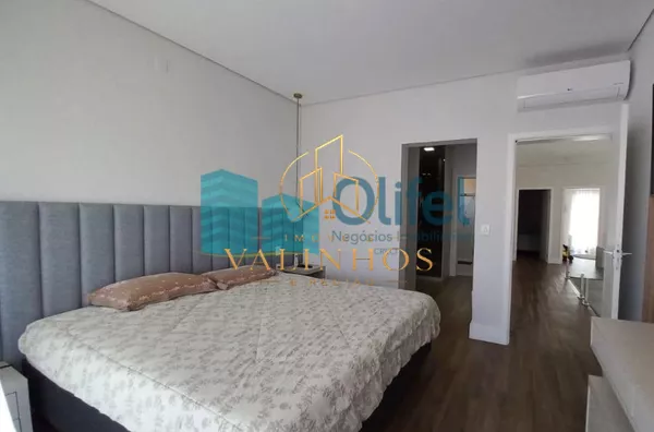 Lindo sobrado com excelente acabamento no  condomínio  Santa Isabel na cidade de Louveira com bastante verde, ideal para quem busca tranquilidade para a família e os amigos.  A casa conta com 3 suítes, sala ampla com pé direito duplo, cozinha rica em armá