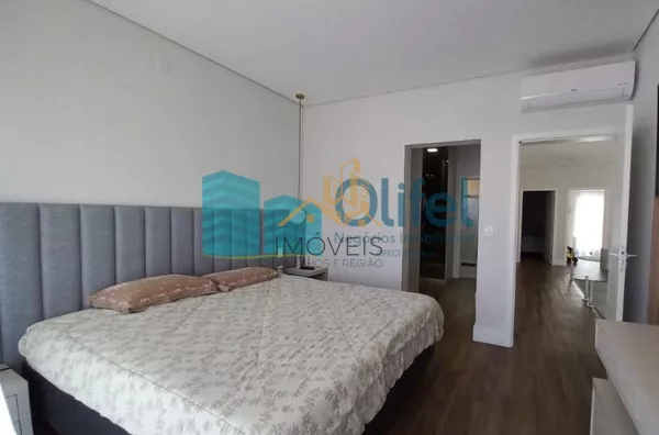 Lindo sobrado com excelente acabamento no  condomínio  Santa Isabel na cidade de Louveira com bastante verde, ideal para quem busca tranquilidade para a família e os amigos.  A casa conta com 3 suítes, sala ampla com pé direito duplo, cozinha rica em armá - Foto 5