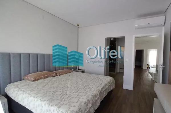 Lindo sobrado com excelente acabamento no  condomínio  Santa Isabel na cidade de Louveira com bastante verde, ideal para quem busca tranquilidade para a família e os amigos.  A casa conta com 3 suítes, sala ampla com pé direito duplo, cozinha rica em armá - Foto 5