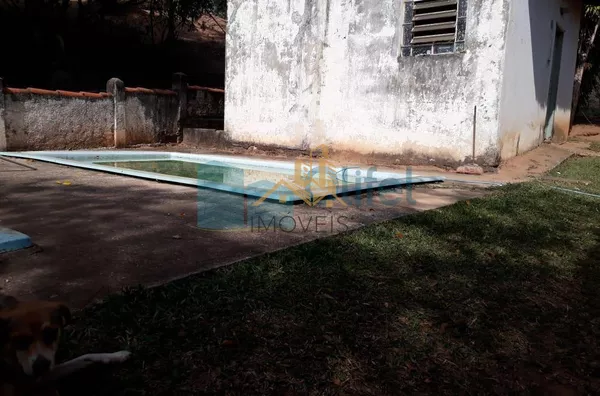 Chácara com 1696m² no bairro Monterrey, na cidade de Louveira,  sendo 137,00m de área construída. As casas são antigas, porém com boa estrutura e fundação. Piscina, pomar, poço caipira.  A chácara possui escritura do terreno, não permitindo dessa forma, f - Foto 17