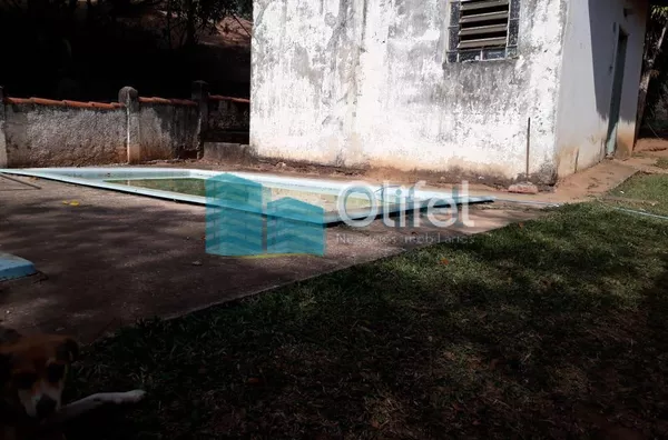 Chácara com 1696m² no bairro Monterrey, na cidade de Louveira,  sendo 137,00m de área construída. As casas são antigas, porém com boa estrutura e fundação. Piscina, pomar, poço caipira.  A chácara possui escritura do terreno, não permitindo dessa forma, f - Foto 17