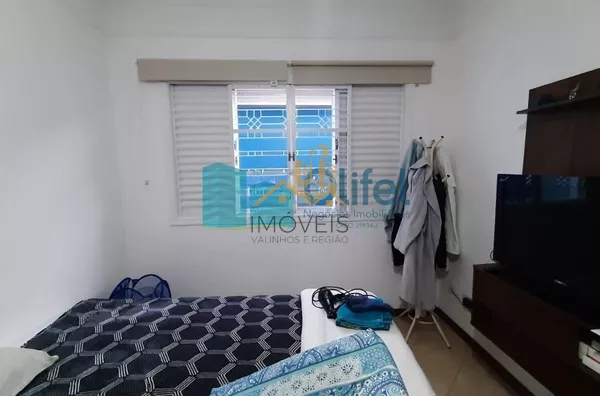 Excelente casa de esquina em bairro residencial, próximo ao centro na cidade de Louveira.  Possui 3 dormitórios sendo 1 suíte com closet e banheira de hidromassagem de 4 lugares. Sala 3 ambientes, sala de TV, escritório, despensa e lavanderia fechada. Pos - Foto 6