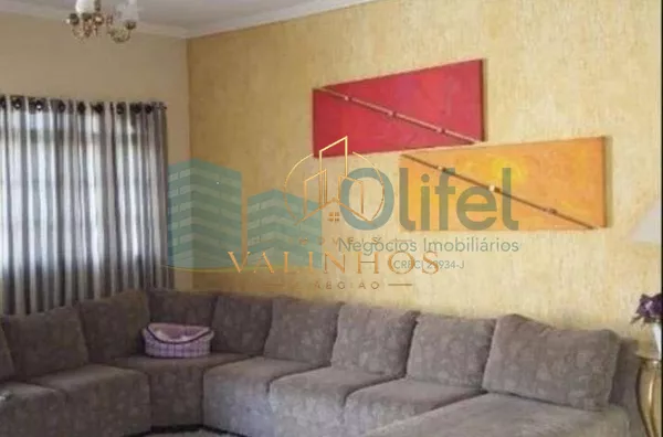 Ótima casa em bairro tranquilo na cidade de Louveira com 3 dormitórios sendo 1 suíte, sala 2 ambientes, cozinha americana com armários, edícula com churrasqueira gourmet e banheiro, quintal e garagem para 4 carros.