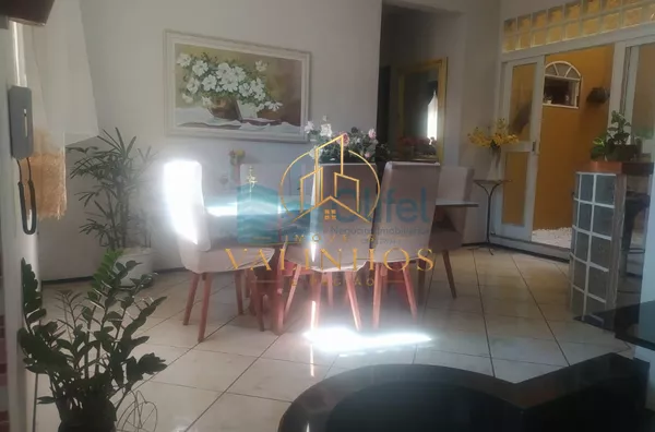Excelente sobrado em bairro residencial próximo ao centro na cidade de Louveira, com 3 suítes com planejados, avarandada, 2 amplas salas, cozinha planejada, área gourmet com churrasqueira, quintal, 2 vagas de garagem.  Agende a sua visita.