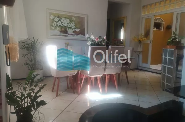 Excelente sobrado em bairro residencial próximo ao centro na cidade de Louveira, com 3 suítes com planejados, avarandada, 2 amplas salas, cozinha planejada, área gourmet com churrasqueira, quintal, 2 vagas de garagem.  Agende a sua visita. - Foto 2