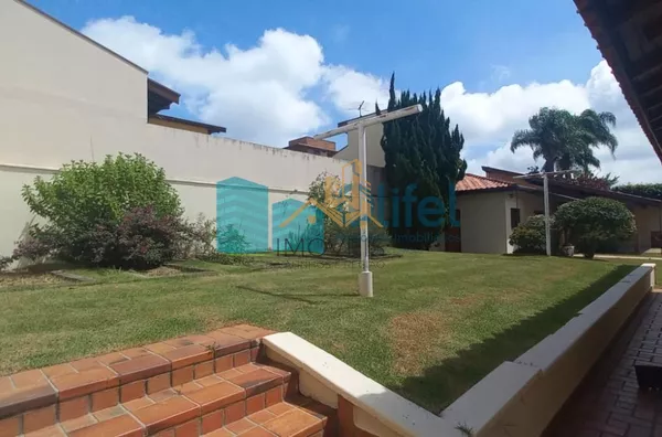 Para você que  busca uma excelente casa, assobradada, ensolarada, com ventilação natural, rua arborizada, condomínio com total segurança, acesso com identificação facial, portaria 24hs, área de lazer em uma cidade como Louveira, com estrutura, porém, mant - Foto 26