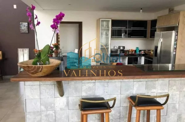 Casa à venda com 5 suítes em  condomínio de alto padrão na cidade de Louveira.  Lindo sobrado moderno e com fino acabamento, são 760m² de construção em um terreno de 1.890m², o andar superior oferece 3 suítes sendo a master com closet e banheira com hidro