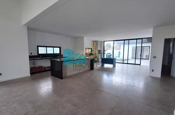Imagine morar com a sua família em uma casa nova, totalmente térrea em um excelente condomínio com reserva ao seu entorno, ruas arborizadas e uma excelente área de lazer e segurança.  O imóvel possui 3 suítes, sala ampla integrada a cozinha e área gourmet - Foto 16