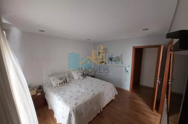 Lindo sobrado em condomínio com ótima localização e segurança 24 horas, 640 m² de terreno com 360 m² de construção, 4 dormitórios sendo 2 suítes e uma com hidromassagem e closet, 2 salas, lavabo, ampla cozinha com copa, lavanderia, ótimo espaço externo co - Foto 11