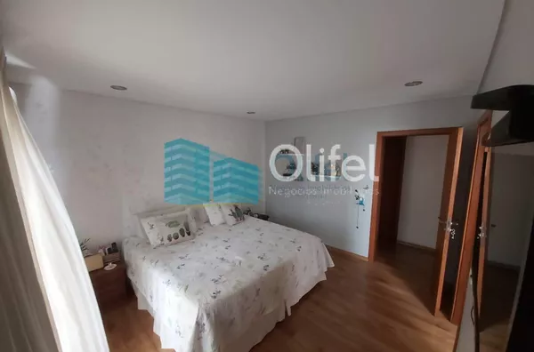 Lindo sobrado em condomínio com ótima localização e segurança 24 horas, 640 m² de terreno com 360 m² de construção, 4 dormitórios sendo 2 suítes e uma com hidromassagem e closet, 2 salas, lavabo, ampla cozinha com copa, lavanderia, ótimo espaço externo co - Foto 11