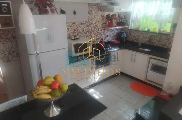 Excelente sobrado em bairro residencial próximo ao centro na cidade de Louveira, com 3 suítes com planejados, avarandada, 2 amplas salas, cozinha planejada, área gourmet com churrasqueira, quintal, 2 vagas de garagem.  Agende a sua visita.