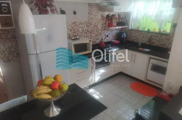 Excelente sobrado em bairro residencial próximo ao centro na cidade de Louveira, com 3 suítes com planejados, avarandada, 2 amplas salas, cozinha planejada, área gourmet com churrasqueira, quintal, 2 vagas de garagem.  Agende a sua visita. - Foto 5