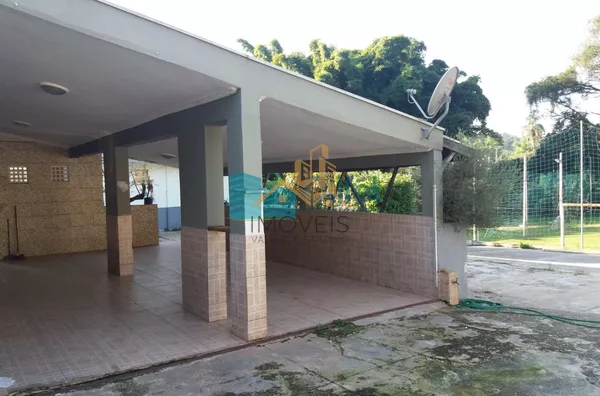 Excelente chácara  a 4 km do centro da cidade de Louveira com 03 dormitórios sendo 01 suíte, sala jantar, sala de estar, 08 vagas de garagem sendo 04 coberta, canil, campo de futsal gramado, piscina, churrasqueira, fogão e forno à lenha, lago, com uma áre - Foto 17