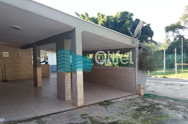 Excelente chácara  a 4 km do centro da cidade de Louveira com 03 dormitórios sendo 01 suíte, sala jantar, sala de estar, 08 vagas de garagem sendo 04 coberta, canil, campo de futsal gramado, piscina, churrasqueira, fogão e forno à lenha, lago, com uma áre - Foto 17