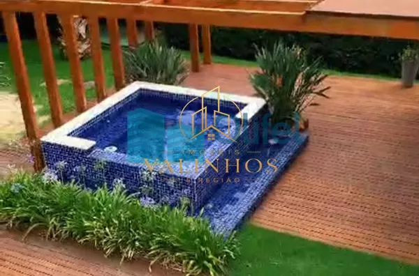 VALOR BAIXOU DE 2.300.000 POR 1.990.000  Belíssima casa térrea à venda no Condomínio Terras de Santa Teresa, localizado em Vinhedo, SP. Com um design moderno e sofisticado, esse imóvel é perfeito para quem busca conforto e qualidade de vida.  Com 3 amplas