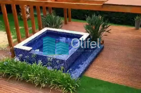VALOR BAIXOU DE 2.300.000 POR 1.990.000  Belíssima casa térrea à venda no Condomínio Terras de Santa Teresa, localizado em Vinhedo, SP. Com um design moderno e sofisticado, esse imóvel é perfeito para quem busca conforto e qualidade de vida.  Com 3 amplas - Foto 4
