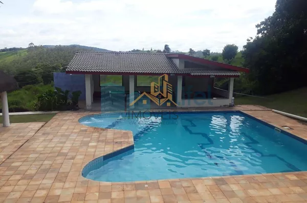 Chácara Paradisíaca! Bairro tranquilo de chácaras residenciais. Rua Asfaltada e próximo a rodovia. Possui salão para festas próximo a piscina, quiosque, sala de jogos, campo de futebol, casa de caseiro. Casa Principal: Toda avarandada com 03 quartos, sala - Foto 14