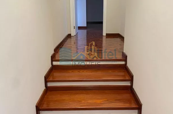 Excelente casa à venda no Condomínio São Joaquim,. Próxima ao lago, iluminação natural e muito arejada. No piso inferior a casa possui um espaço para home office, salão de jogos ou festas, 2 dormitórios e 1 suíte. No piso superior são 3 suítes sendo 1 mas - Foto 45