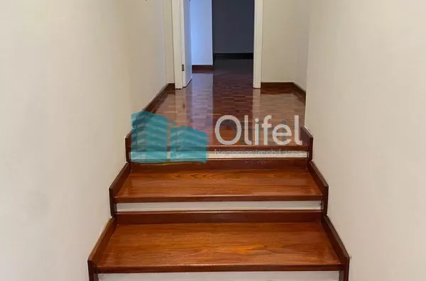 Excelente casa à venda no Condomínio São Joaquim,. Próxima ao lago, iluminação natural e muito arejada. No piso inferior a casa possui um espaço para home office, salão de jogos ou festas, 2 dormitórios e 1 suíte. No piso superior são 3 suítes sendo 1 mas - Foto 45