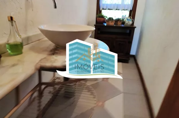 Linda casa no Condomínio Vale do Santa Fé, na cidade de Vinhedo, com excelente terreno, 2520m², 450m2 de construção, com muito verde, vista espetacular das varandas e dos quartos. Muito arejada e aconchegante, com 4 confortáveis suítes, 1 closet, amplo li - Foto 7