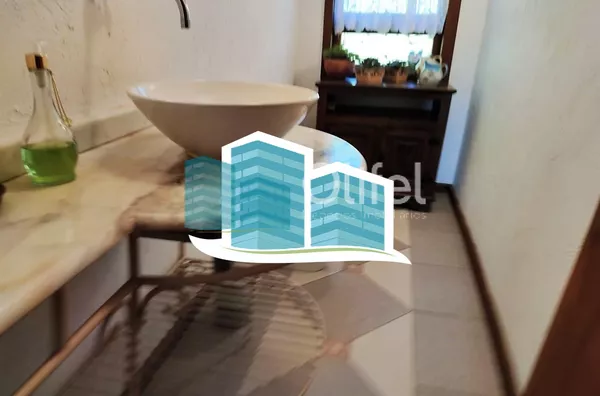 Linda casa no Condomínio Vale do Santa Fé, na cidade de Vinhedo, com excelente terreno, 2520m², 450m2 de construção, com muito verde, vista espetacular das varandas e dos quartos. Muito arejada e aconchegante, com 4 confortáveis suítes, 1 closet, amplo li - Foto 7