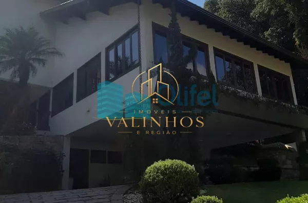 Maravilhosa casa no condomínio Marambaia na cidade de Vinhedo,  com 4 grandes suítes ensolaradas com hidro, suíte master com lareira e closet, 6 amplas salas com pé direito duplo em Ipê e Mezanino, 2 lindas lareiras, 2 cozinhas planejadas, escritório plan